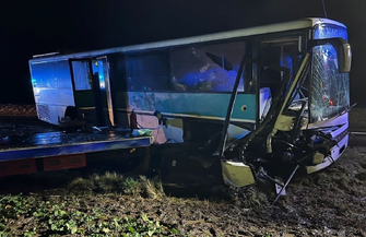 Wypadek na drodze z Wronińca do Żuchlowa. Przyczepa z agregatem i mini koparkąuderzyła w autobus FOTO
