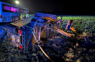 Wypadek na drodze z Wronińca do Żuchlowa. Przyczepa z agregatem i mini koparkąuderzyła w autobus FOTO