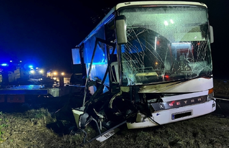 Wypadek na drodze z Wronińca do Żuchlowa. Przyczepa z agregatem i mini koparkąuderzyła w autobus FOTO
