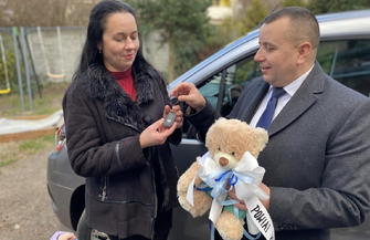 Nowy samochód jużu dzieci z Domu Dziecka w Sławie. Kluczyki przekazał Starosta Bielawski