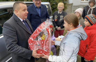 Nowy samochód jużu dzieci z Domu Dziecka w Sławie. Kluczyki przekazał Starosta Bielawski