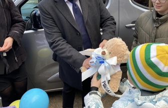 Nowy samochód jużu dzieci z Domu Dziecka w Sławie. Kluczyki przekazał Starosta Bielawski