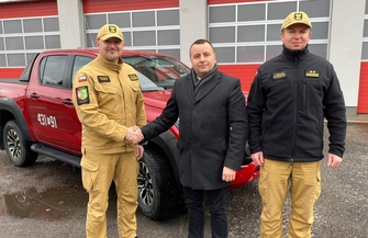 Strażacy ze Wschowy otrzymalinowy samochód. To Toyota z napędem 4x4