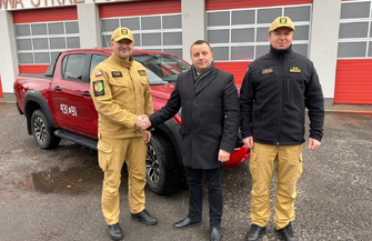 Strażacy ze Wschowy otrzymalinowy samochód. To Toyota z napędem 4x4