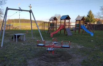 Odświeżono plac zabaw w Starych Drzewcach. Od teraz dzieci mogą korzystaćz tyrolki FOTO