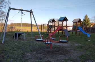 Odświeżono plac zabaw w Starych Drzewcach. Od teraz dzieci mogą korzystaćz tyrolki FOTO