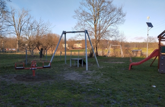 Odświeżono plac zabaw w Starych Drzewcach. Od teraz dzieci mogą korzystaćz tyrolki FOTO