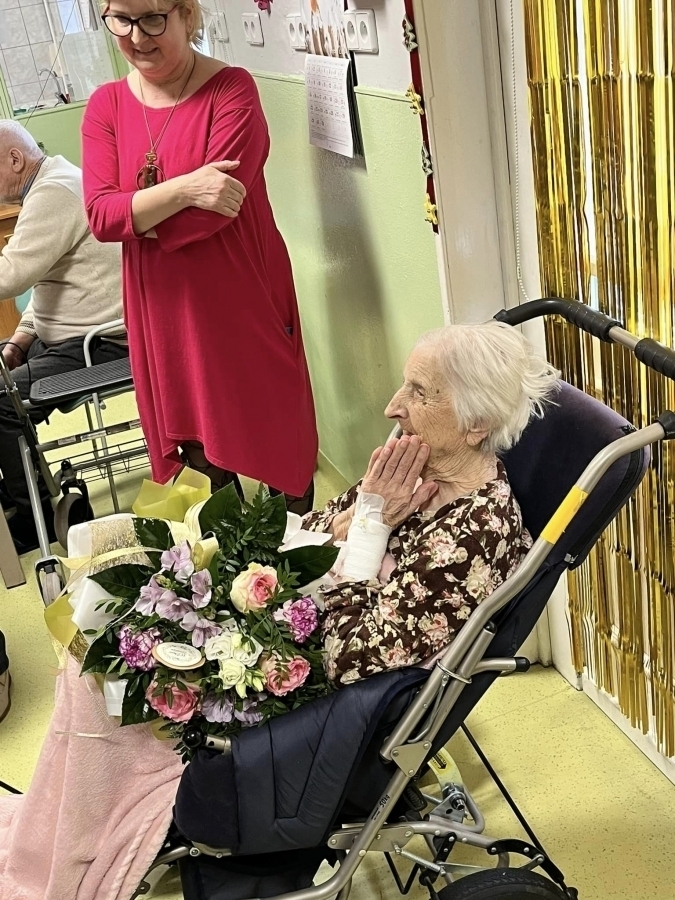 Pani Janina z Tylewic skończyła 100 lat. Bukiet kwiatów z najlepszymi życzeniami wręczył jej sam burmistrz