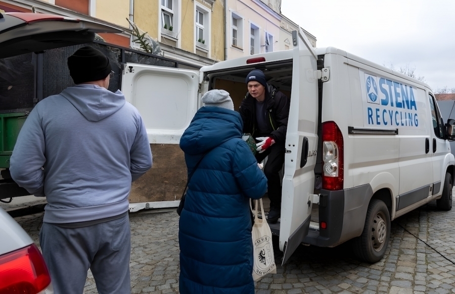 Mobilna zbiórka elektroodpadów we Wschowie. Akcję organizująCKiR i Stena Recycling