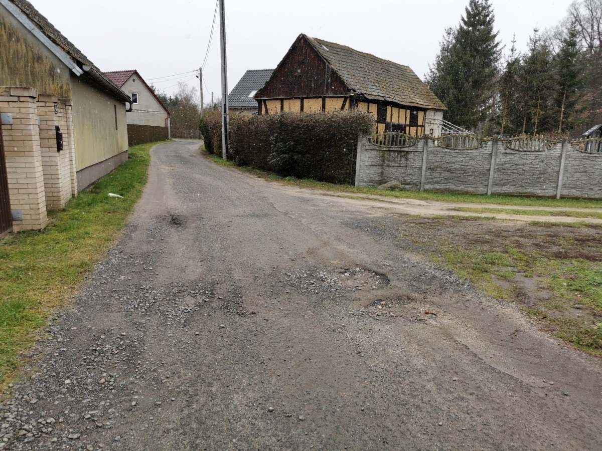 Koniec z dziurami w Puszczy. Umowa na remont drogi podpisana