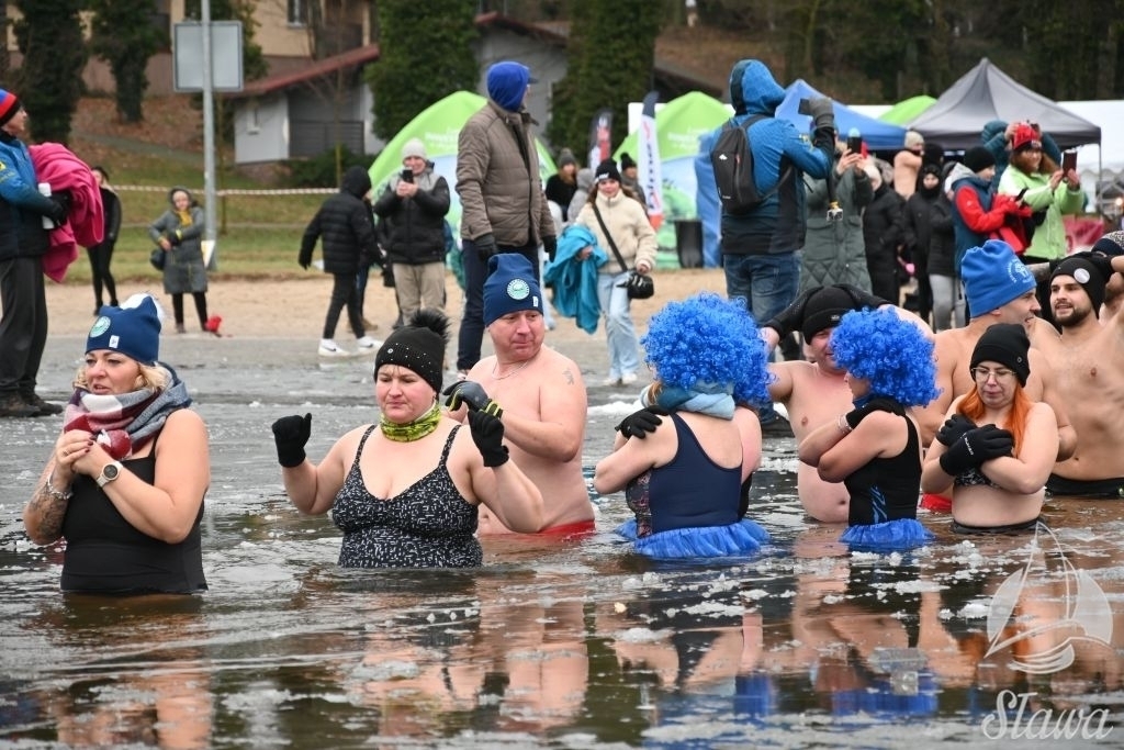 W Sławie odbył się VI Zlot Morsów. Ponad 200 osób weszło do lodowatej wody dla Nikosia FOTO