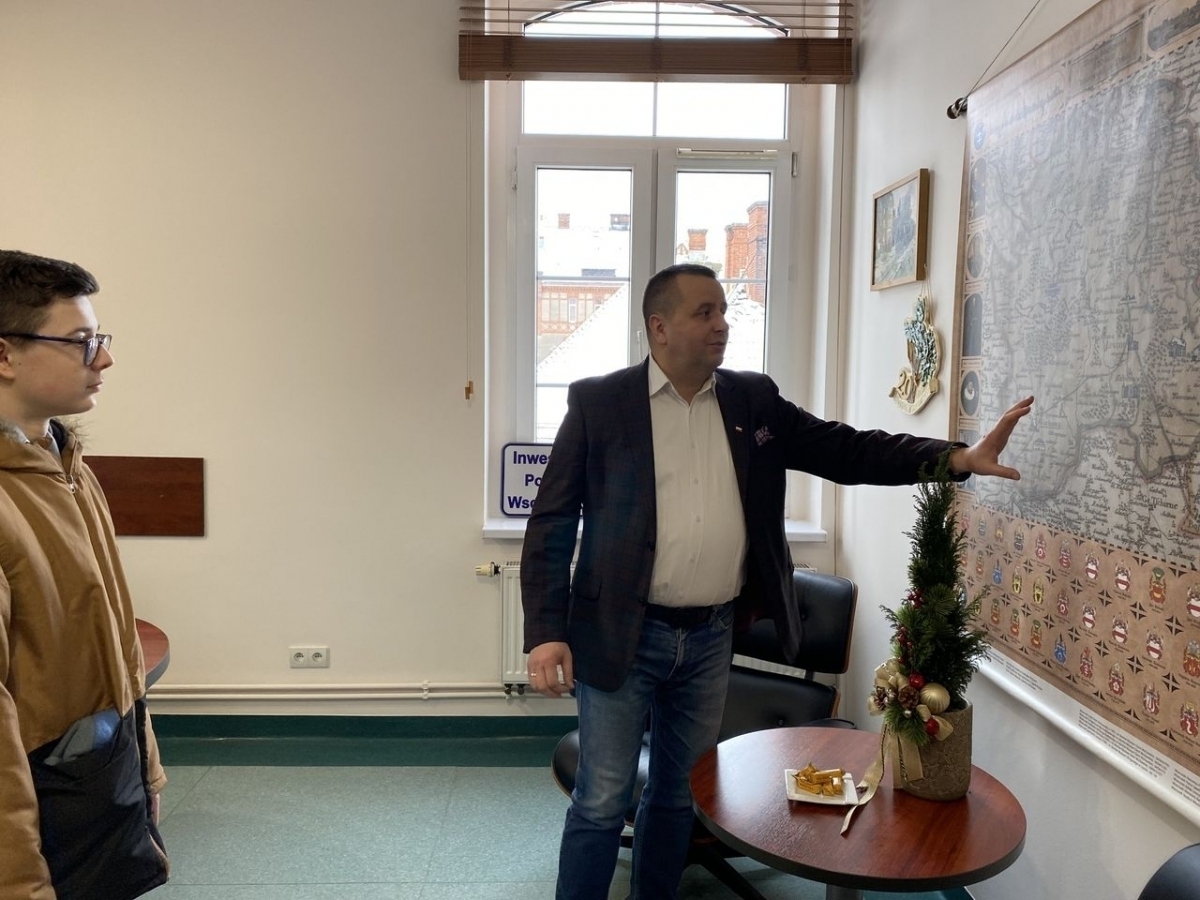 W Starostwie Powiatowym we Wschowie odbyła sięnietypowa lekcja WOSu. W rolach nauczycieli włodarze