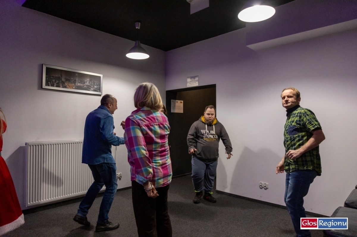 Stowarzyszenie Pomocna Dłoń zorganizowała spotkanie Mikołajkowo-Noworoczne ZDJĘCIA