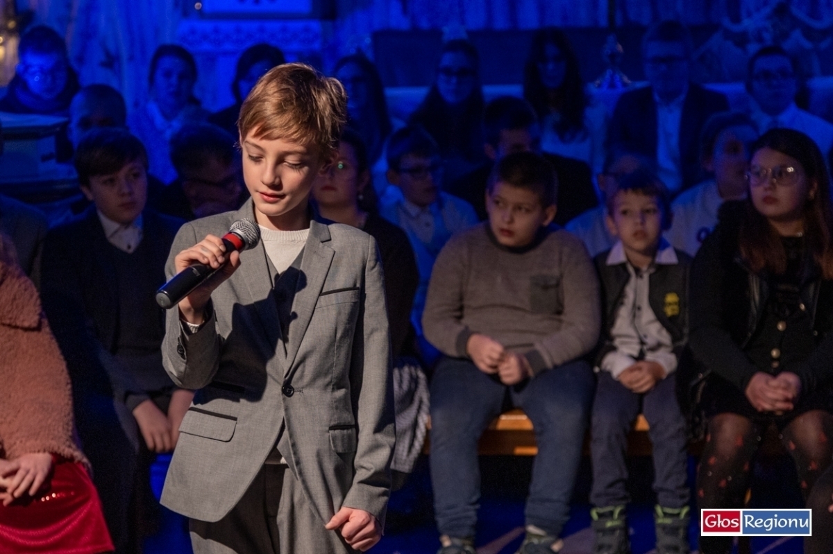 Pod szopką w Klasztorze odbyło sięwspólne kolędowanie. Wystąpili młodzi artyści VIDEO