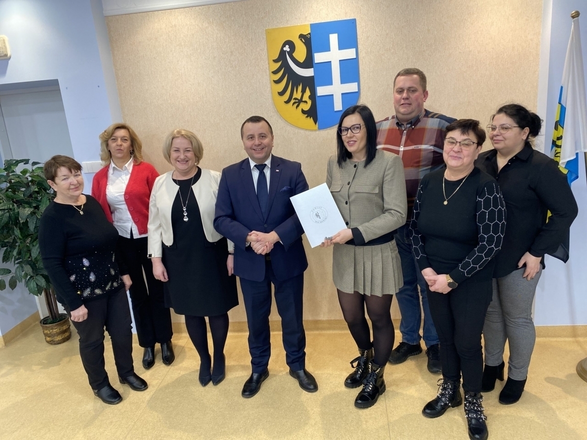 Nowy chodnik w Kowalewie. Starosta Bielawski podpisał umowę