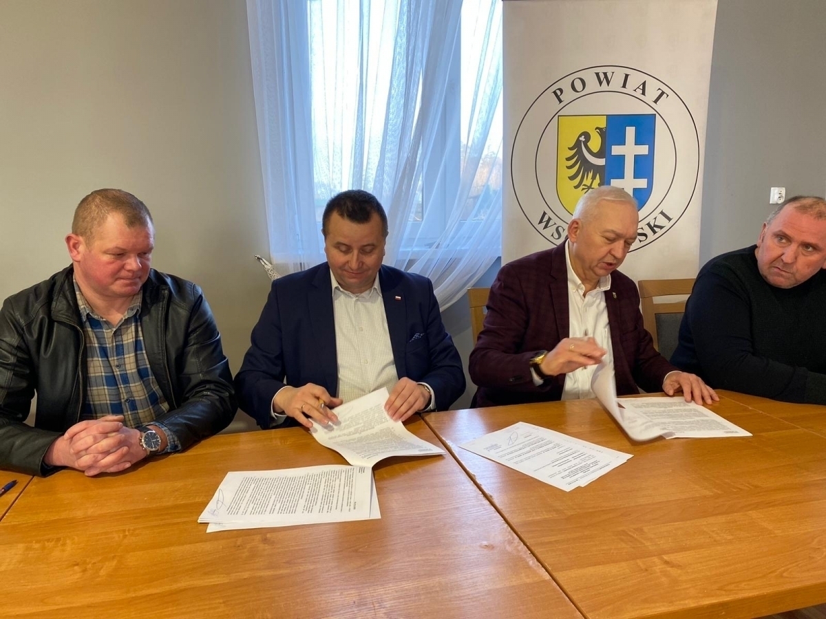 Powiat Wschowski wyremontuje chodnik w Starym Strączu.Właśnie podpisano umowę