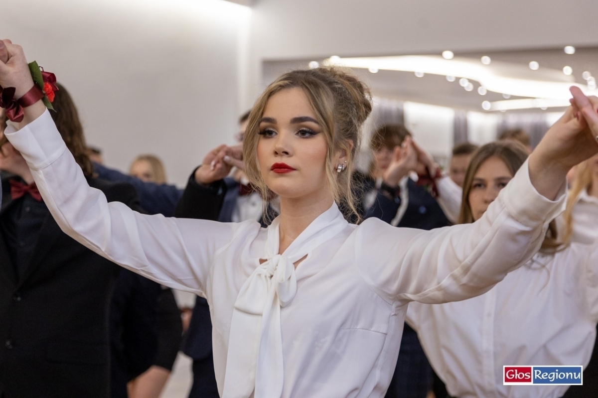 Studniówka I LO we Wschowie była przepiękna Tak poloneza tańczyli uczniowie Zana ZDJĘCIA