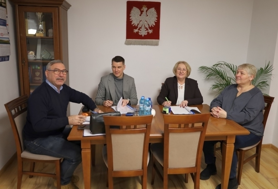 Wkrótce nowądrogądo przysiółka Puszcza. Burmistrz Wielgus podpisała umowęna remont