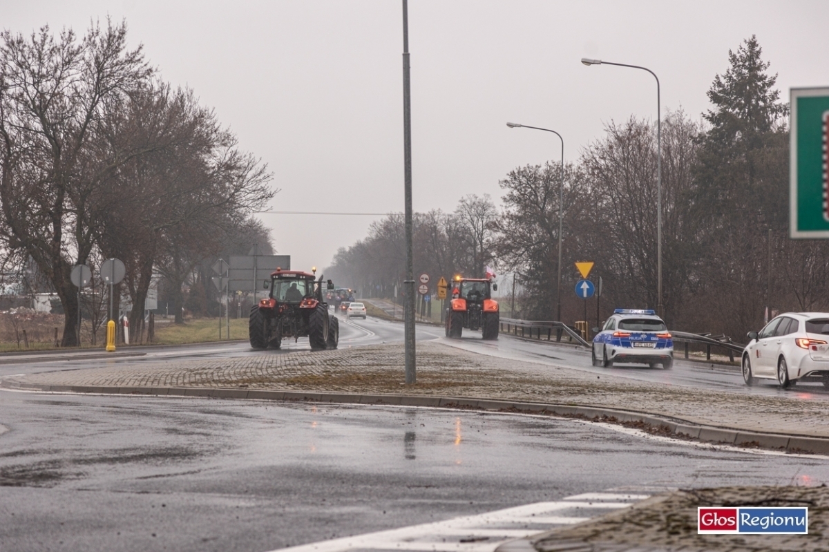 Rolnicy blokują drogi w proteście. Przez Wschowęprzejechały kolumny ciągników VIDEO