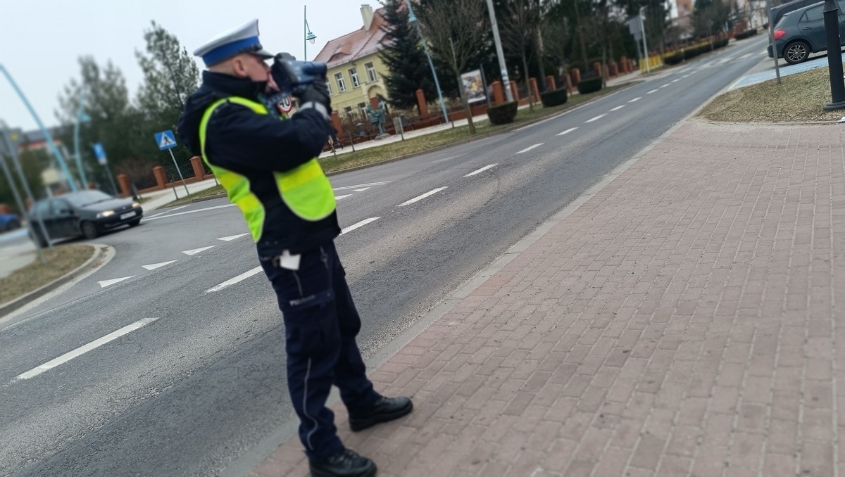 Surowe konsekwencje brawurowej jazdy. Młody kierowca będzie musiałzapłacić2500 zł mandatu