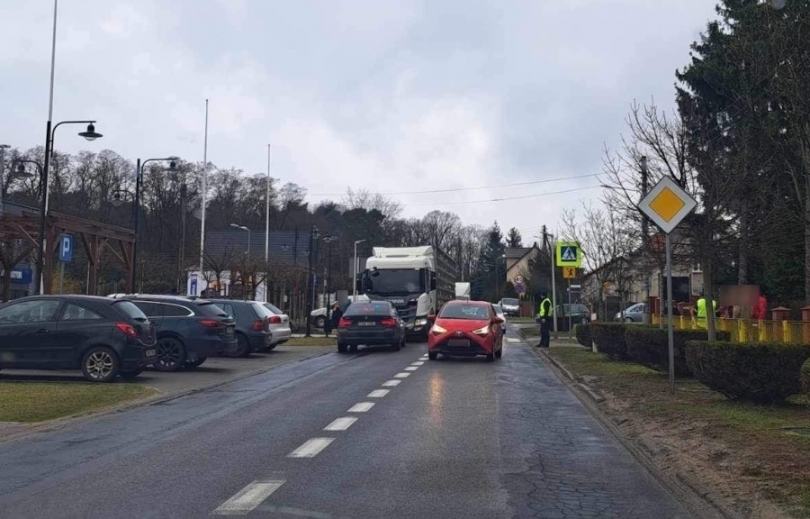 O włos od tragedii w Sławie. Nastolatek potrącony na przejściu dla pieszych VIDEO