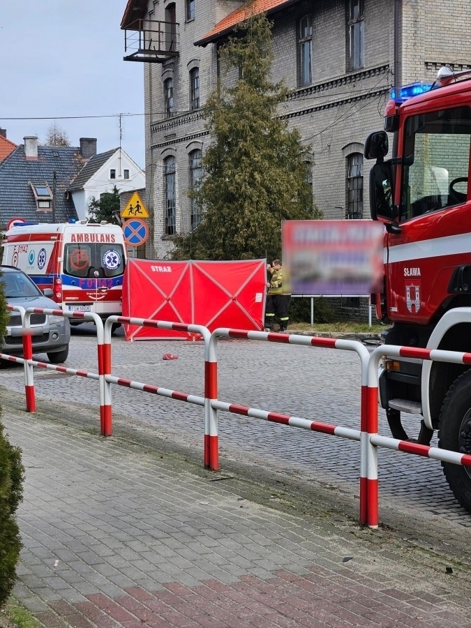 Śmiertelny wypadek w Sławie. Kierowca fiata potrącił 81-latka