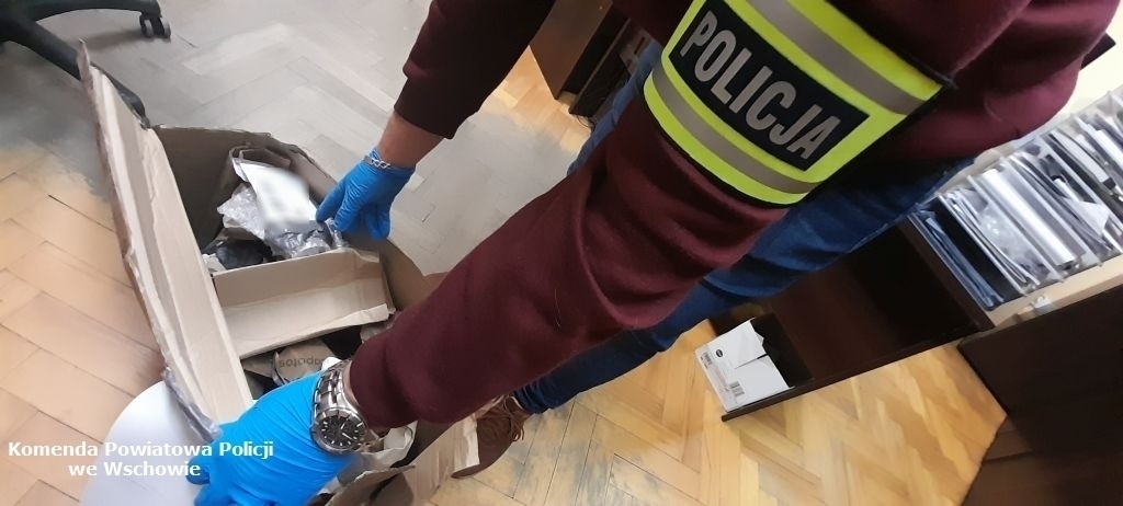 Atrakcyjna cena butów okazała się pułapką. Mieszkanka Wschowy w kartonie znalazła...
