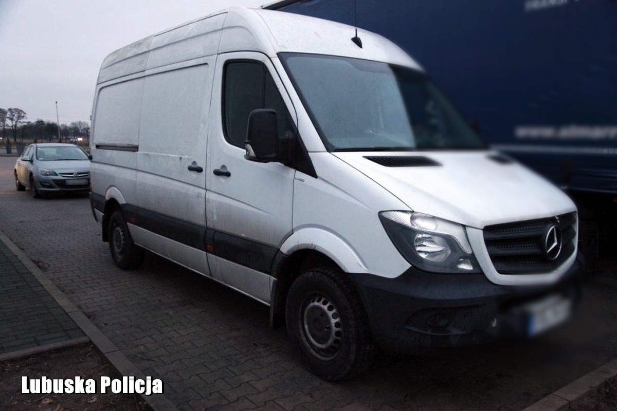 Mercedes na niemieckich blachach okazał się kradziony. Wschowscy policjanci zatrzymali trzech mężczyzn