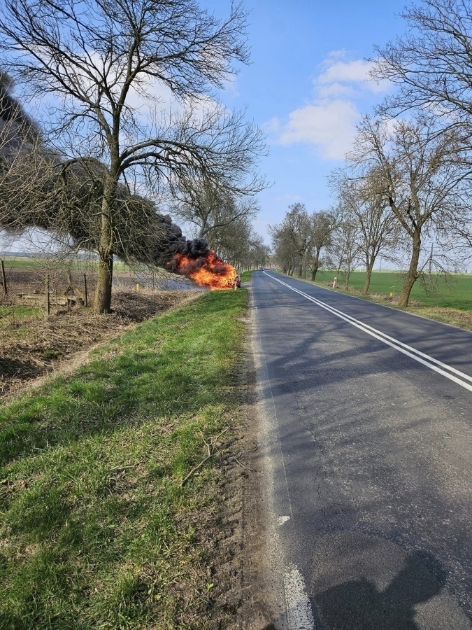 Pożar samochodu między Sławą a Starym Strączem. Kierowca bezpieczny auto zniszczone