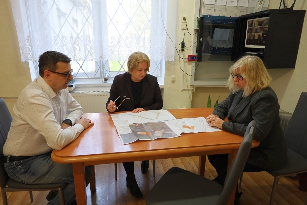 Na terenie szkoły w Starych Drzewcach powstanie nowe wielofunkcyjne boisko. Prace projektowe dobiegająkońca