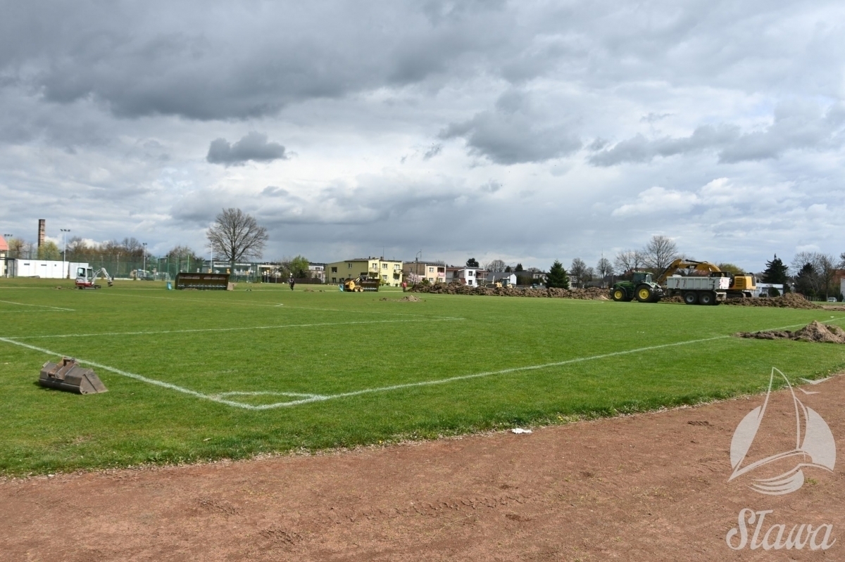 Ciężki sprzęt wjechał na murawę. W Sławie rozpoczęto budowęnowego Stadionu Miejskiego