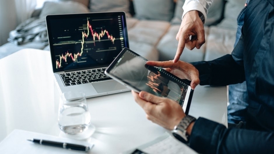 Czym prop trading różni się od tradycyjnego handlu na giełdzie