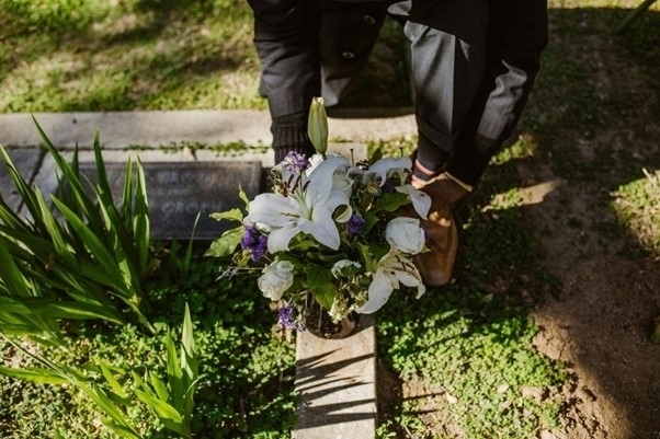 Orchidea róża czy anturium które kwiaty na cmentarz wybrać