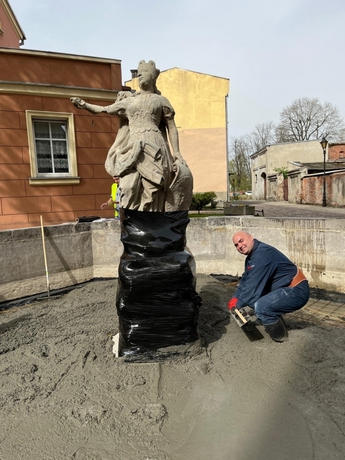 Trwa renowacja fontanny. Aktualnie prace koncentrująsięna niecce