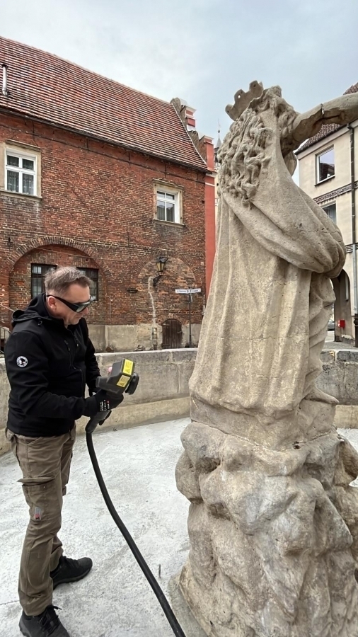 Trwa laserowe czyszczenie figury z fontanny na skrzyżowaniu ulic Rzeźnickiej i Łaziennej