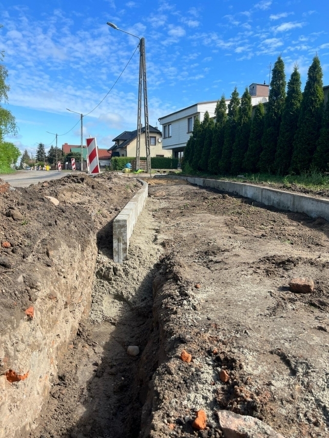 W Przyczynie Dolnej układają ostatnie metry nowego chodnika FOTO