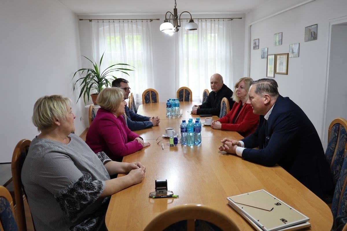 Nowe boisko w Starych Drzewcach i remont dachu kościoła w Zamysłowie. Umowy jużpodpisane
