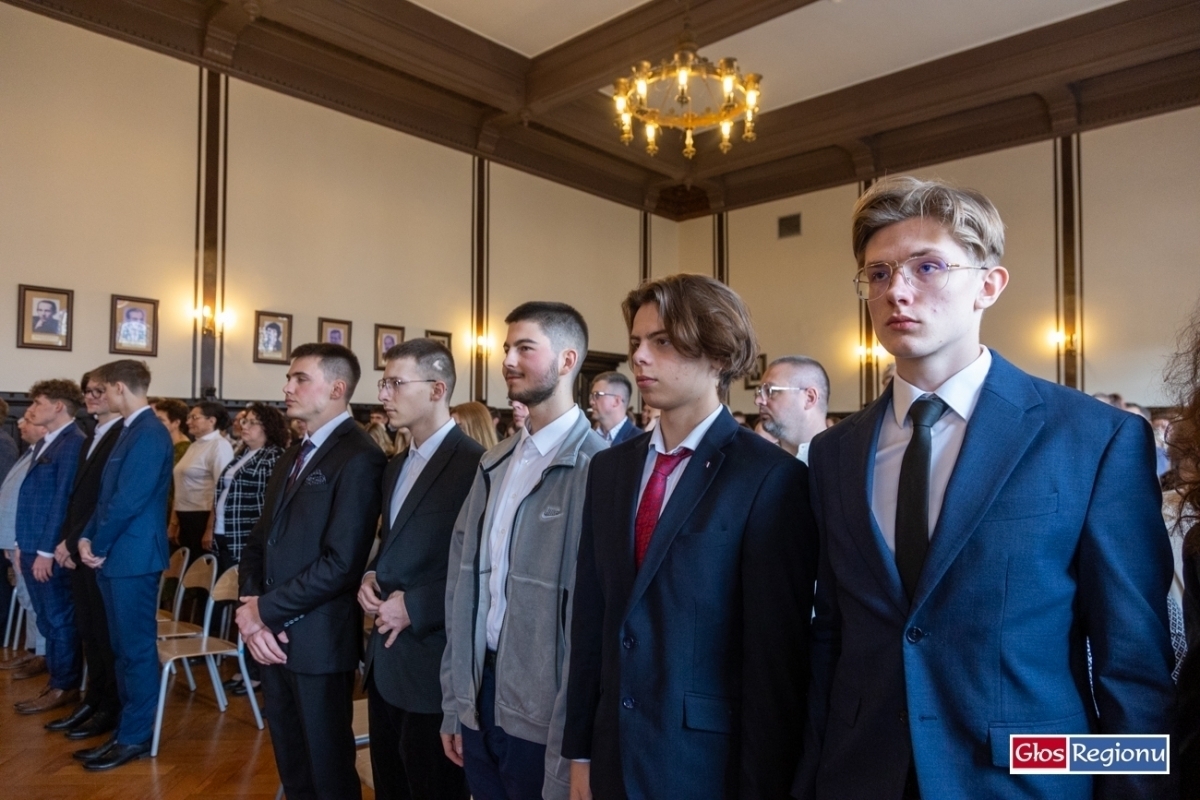 Świadectwa rozdane matury przed nimi. Uczniowie I LO we Wschowie żegnali szkolne mury FOTO