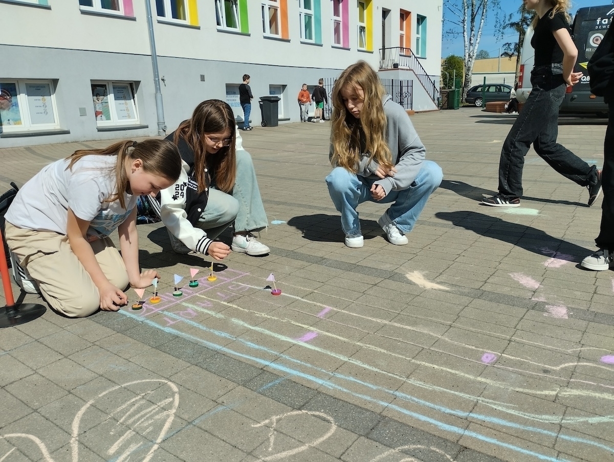 Na przerwach grali w gumę zośkę i kapsle. Tak piątek spędzili uczniowie Jedynki FOTO