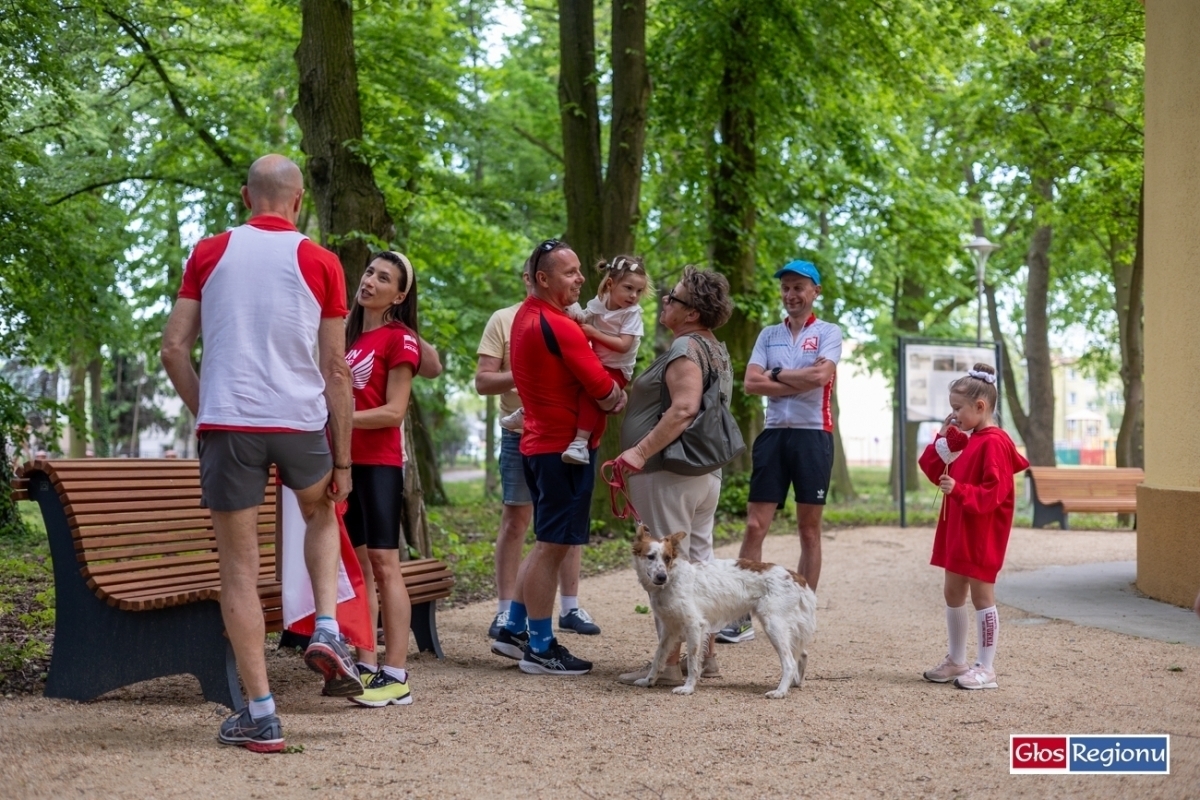 Bieg patriotyczny w Parku Wolsztyńskim. Uczestnicy w barwach narodowych uczcili Dzień Flagi