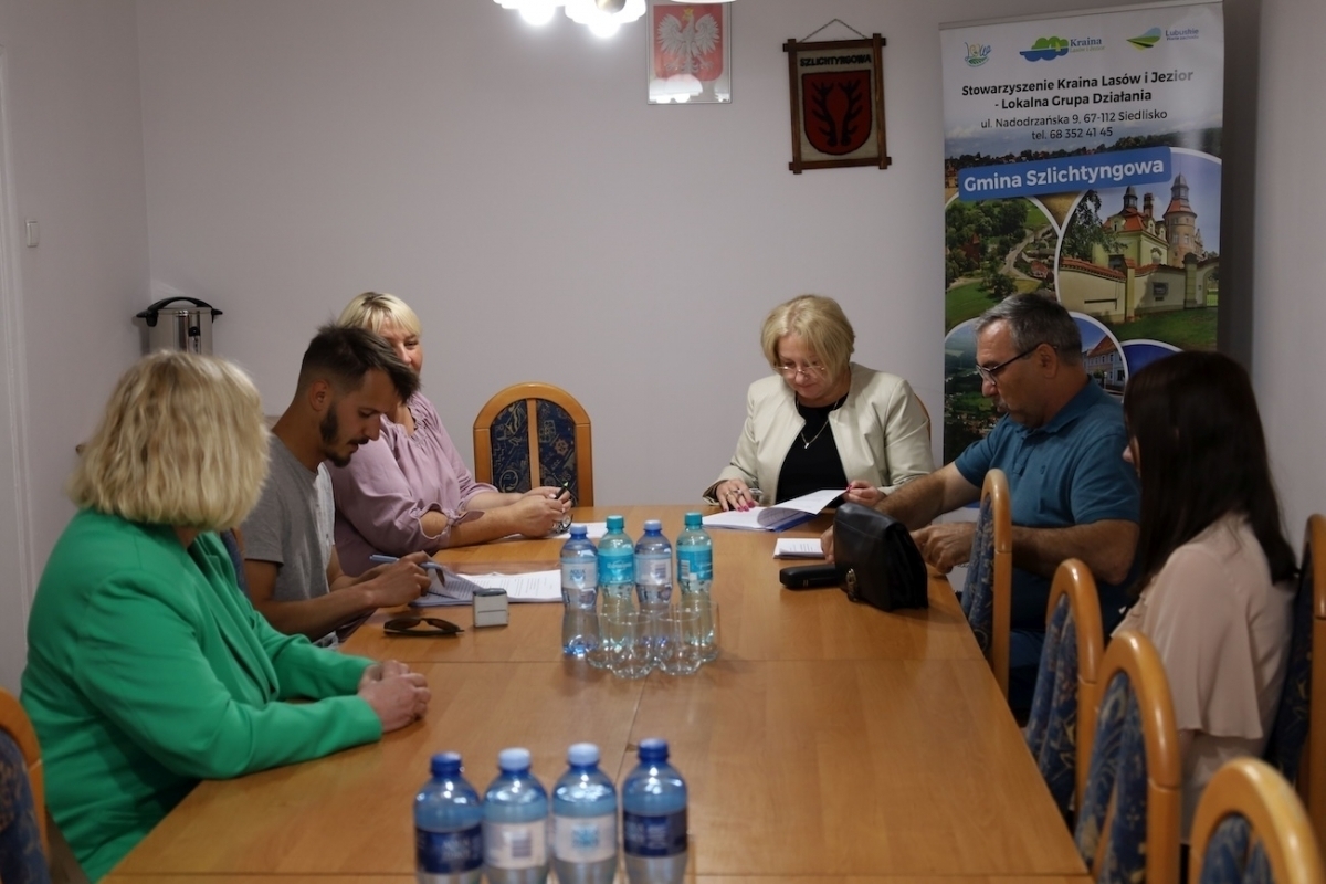 Podpisano umowęna remont placu przy szkole w Starych Drzewcach - co się zmieni