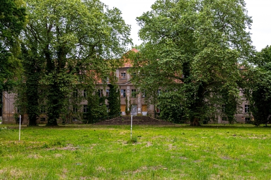 Czy pałac w Sławie popada w ruinę Właściciele odpowiadają na zarzuty