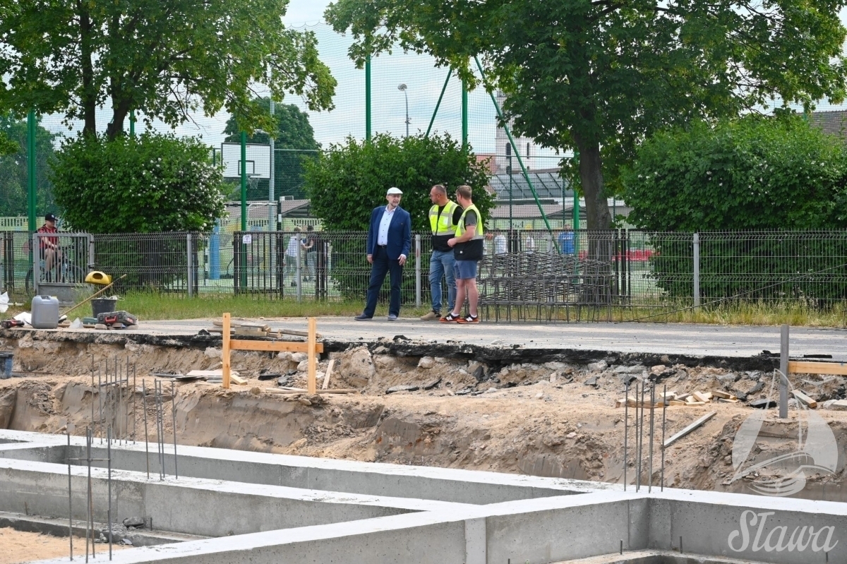 Trwa modernizacja Stadion Miejskiego w Sławie. Postępom prac przyglądał sięburmistrz Sadrakuła