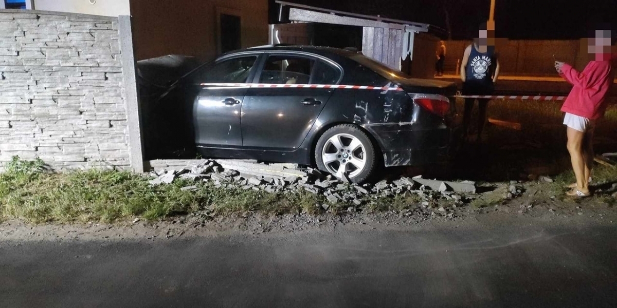 Pijany kierowca BMW uderzył w dom w Boszkowie. Miał ponad 3 promile alkoholu