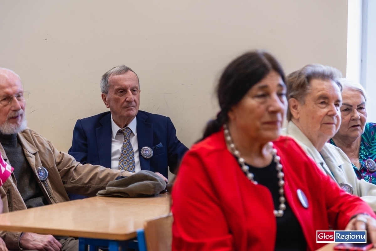 Maturzyści spotkali się po 60 latach. Wspomnienia i emocje w I LO we Wschowie