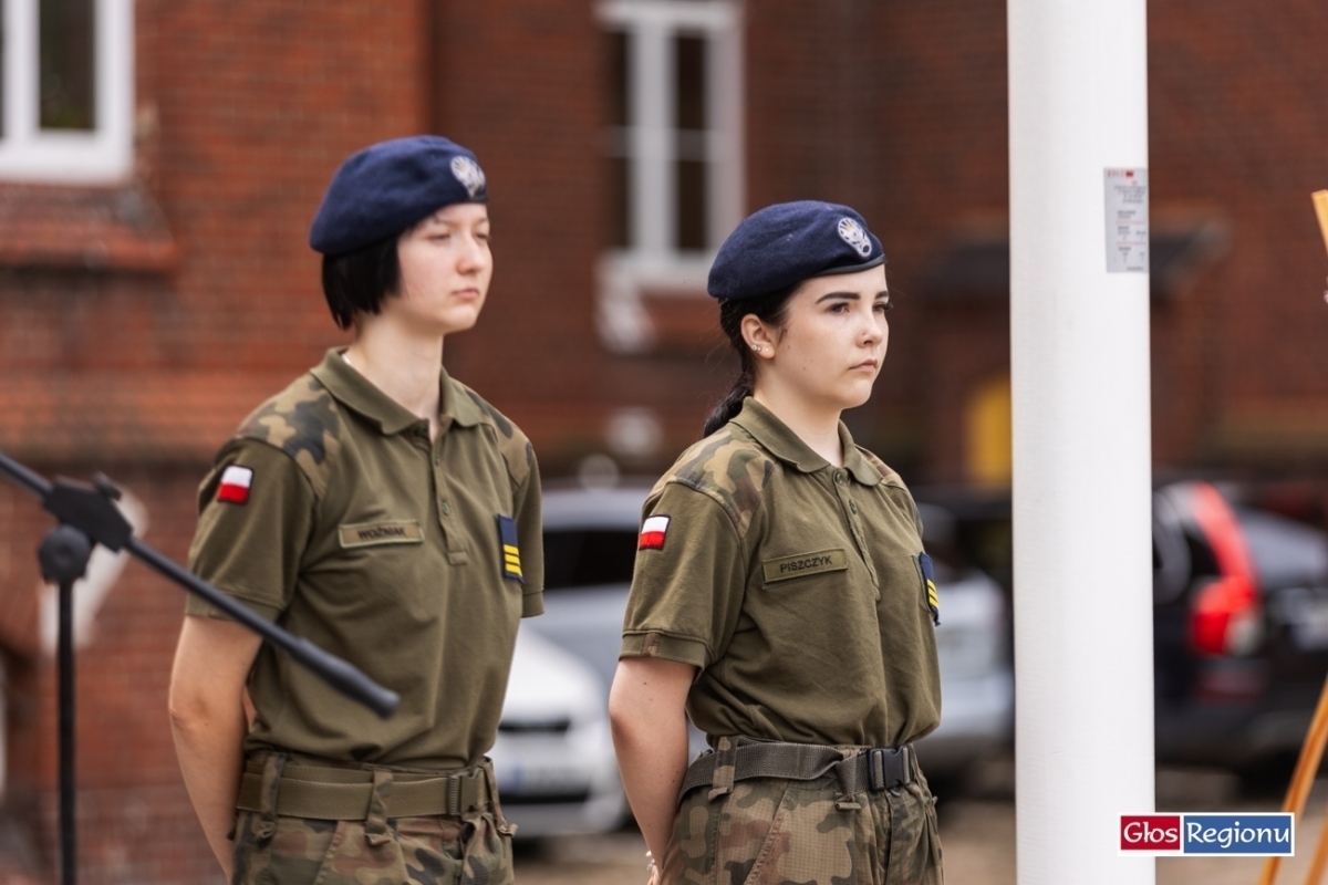 Uczniowie Staszica oddali hołd zmarłemu żołnierzowi Mateuszowi Sitkowi. Murem za polskim mundurem