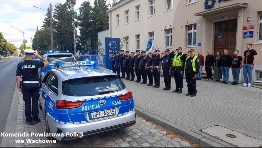 Przed siedzibą KPP Wschowa oddali hołd sierżantowi Sitkowi. Cześć Jego Pamięci