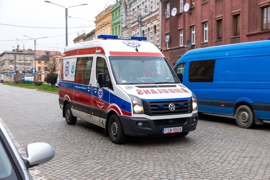 Dramat przy pl. Tysiąclecia w Głogowie. Na pomoc wysłano karetkęze Wschowy