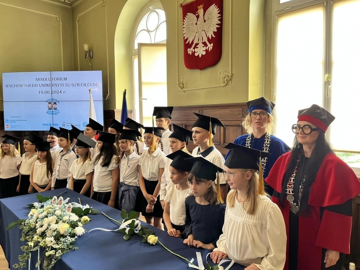 Birety poszybowały w powietrze Absolutorium Wschowskiego Uniwersytetu Dziecięcego