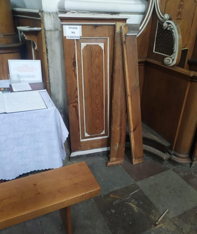 Zuchwała kradzież w osieckim klasztorze. Sprawca zostawił nietypowy ślad